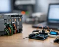 PLC czy Arduino? Wybór sterownika do projektu